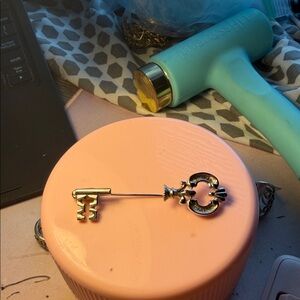 Silver Key Brooch Avon Vintage 💜